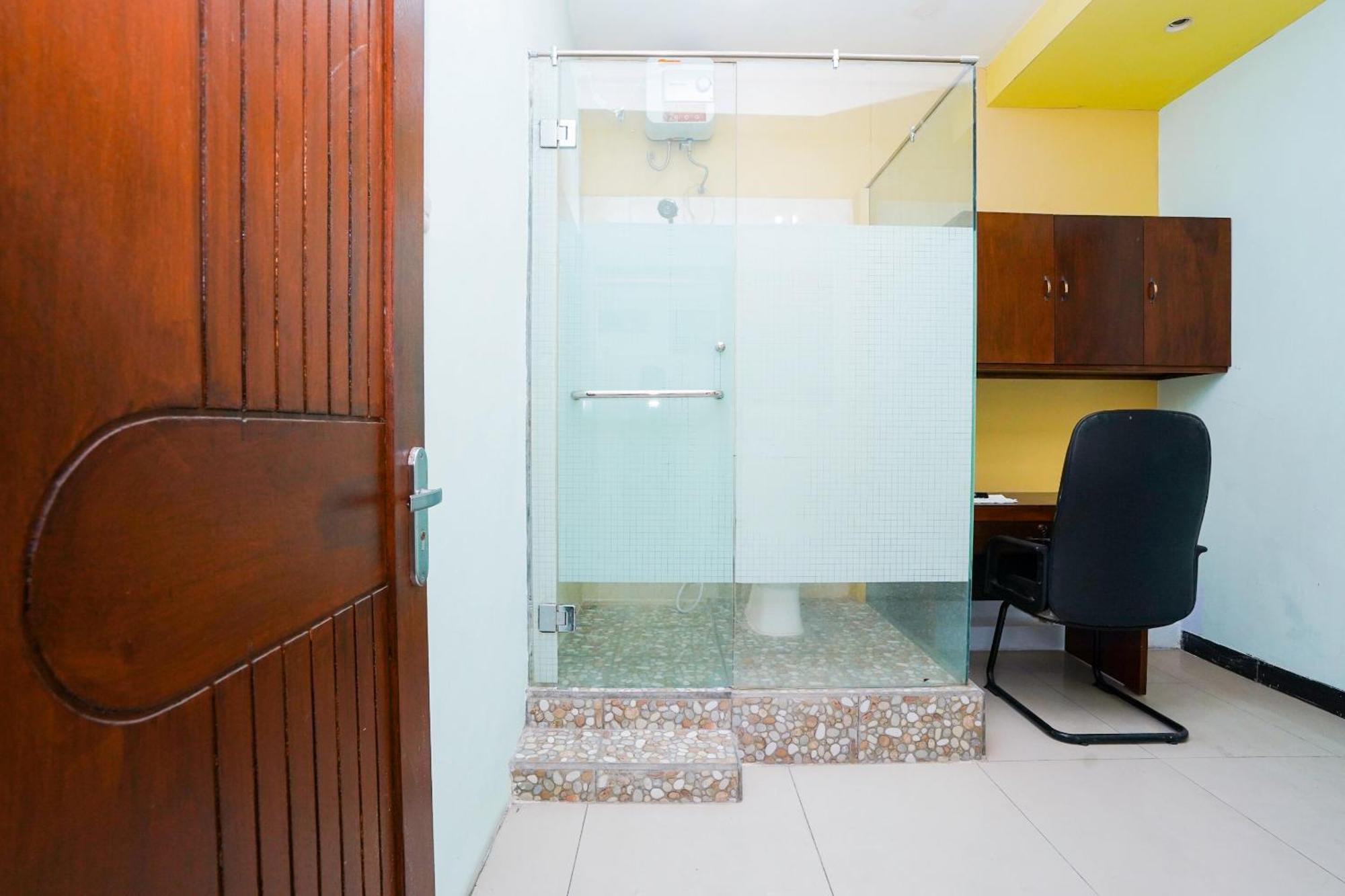 Oyo Life 2309 Kost Si Mbok Vivi Hotel Surabaya Bagian luar foto