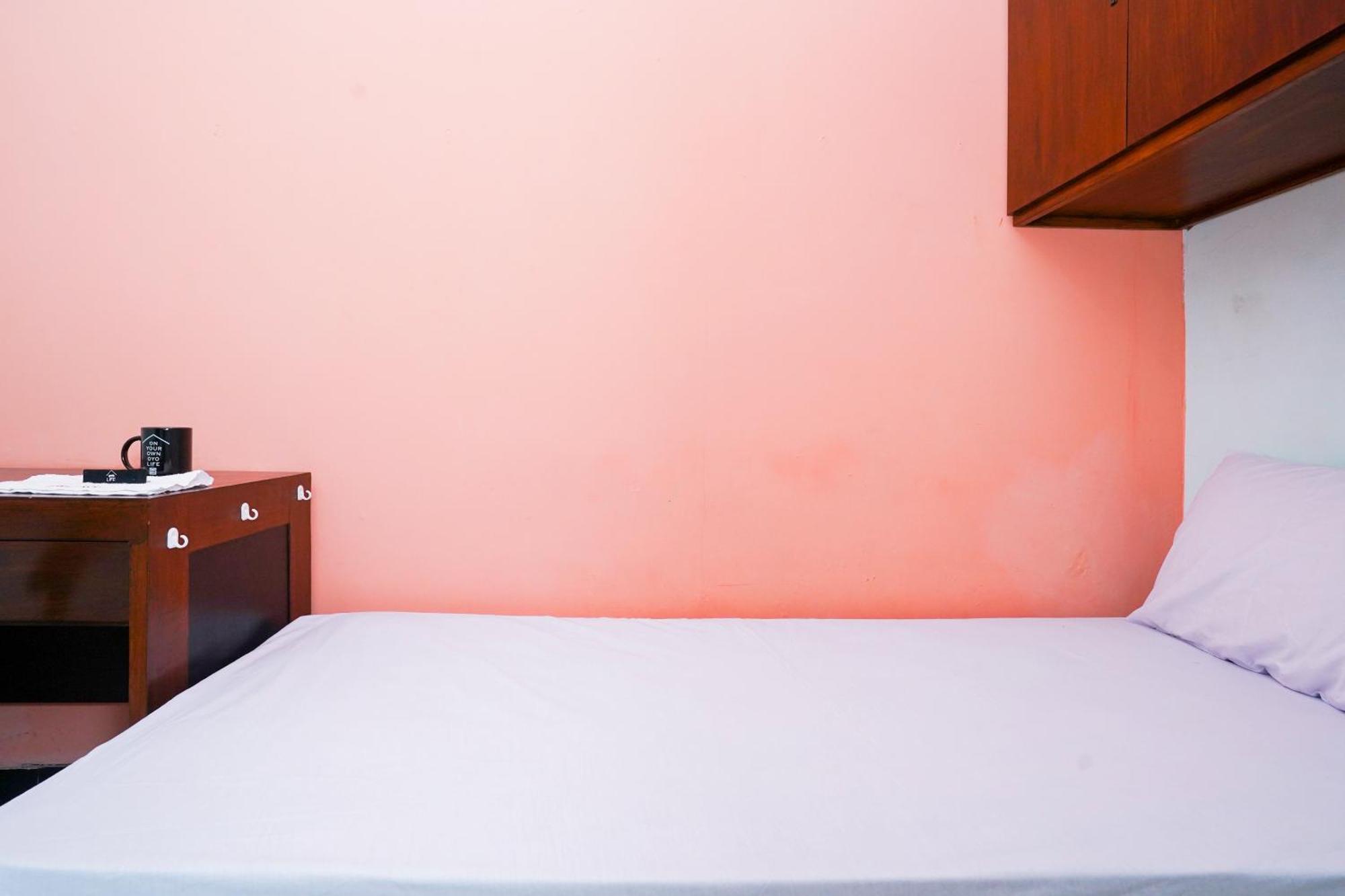 Oyo Life 2309 Kost Si Mbok Vivi Hotel Surabaya Bagian luar foto