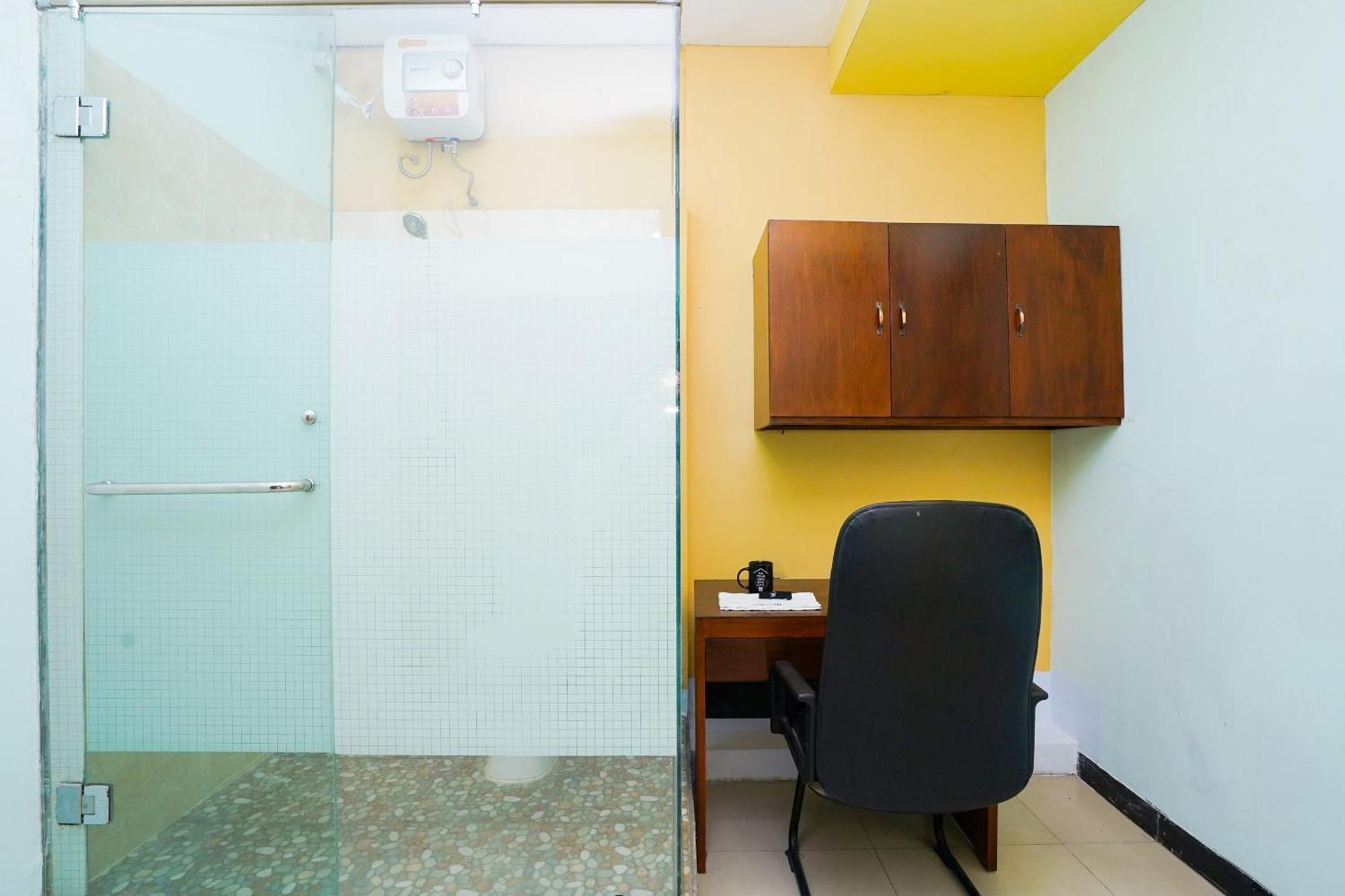 Oyo Life 2309 Kost Si Mbok Vivi Hotel Surabaya Bagian luar foto