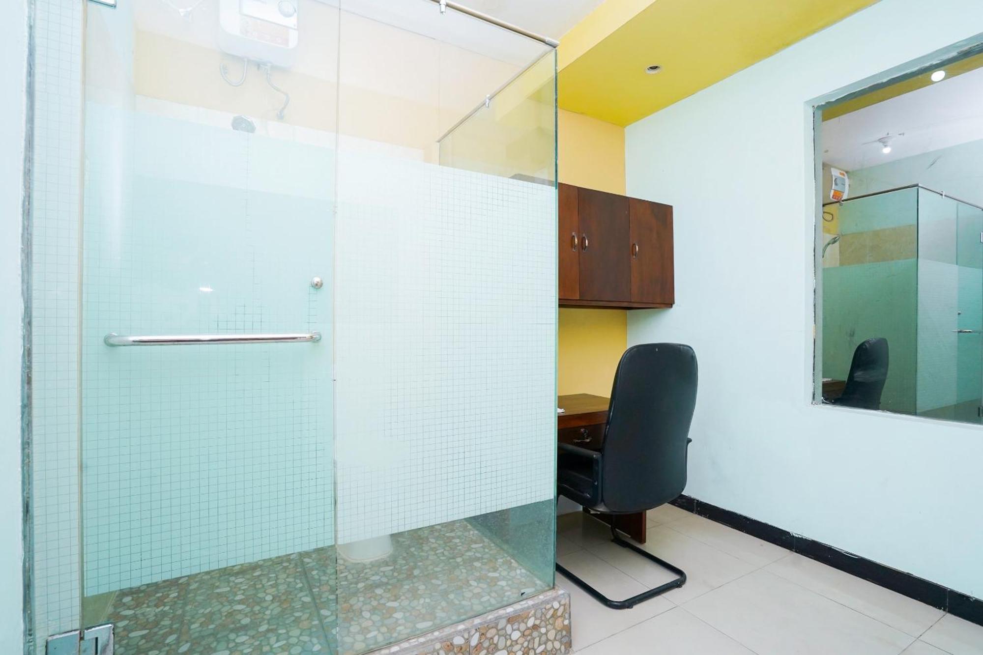 Oyo Life 2309 Kost Si Mbok Vivi Hotel Surabaya Bagian luar foto