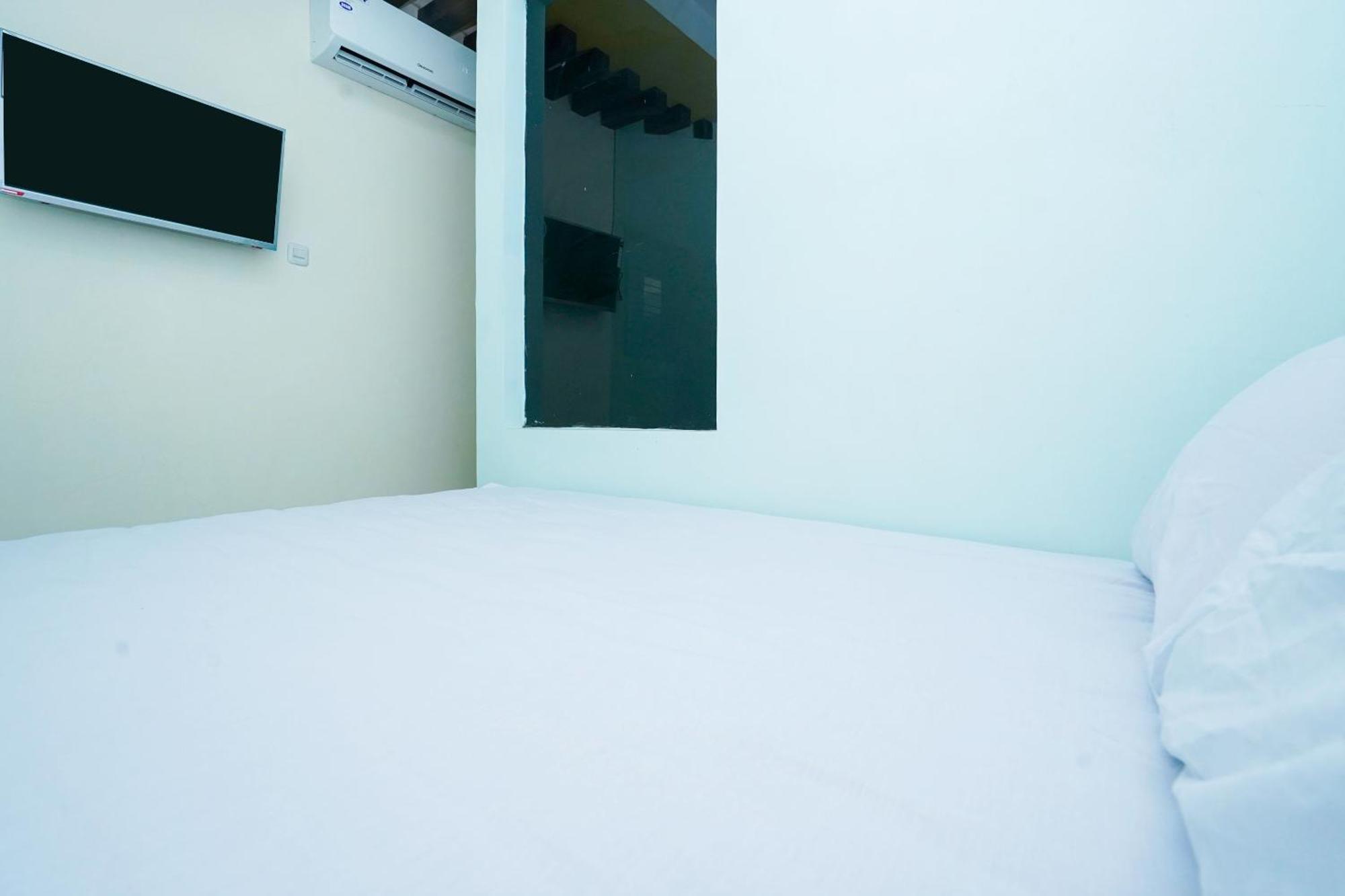 Oyo Life 2309 Kost Si Mbok Vivi Hotel Surabaya Bagian luar foto