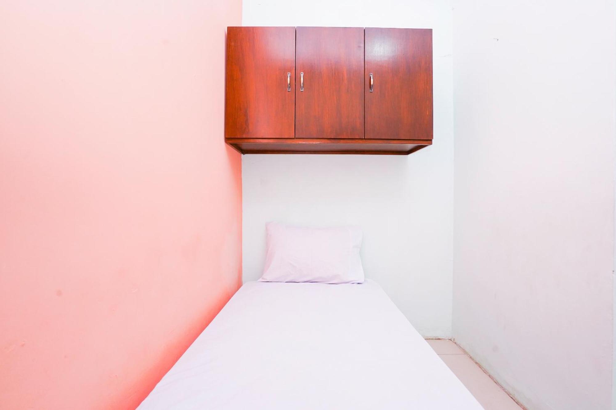 Oyo Life 2309 Kost Si Mbok Vivi Hotel Surabaya Bagian luar foto
