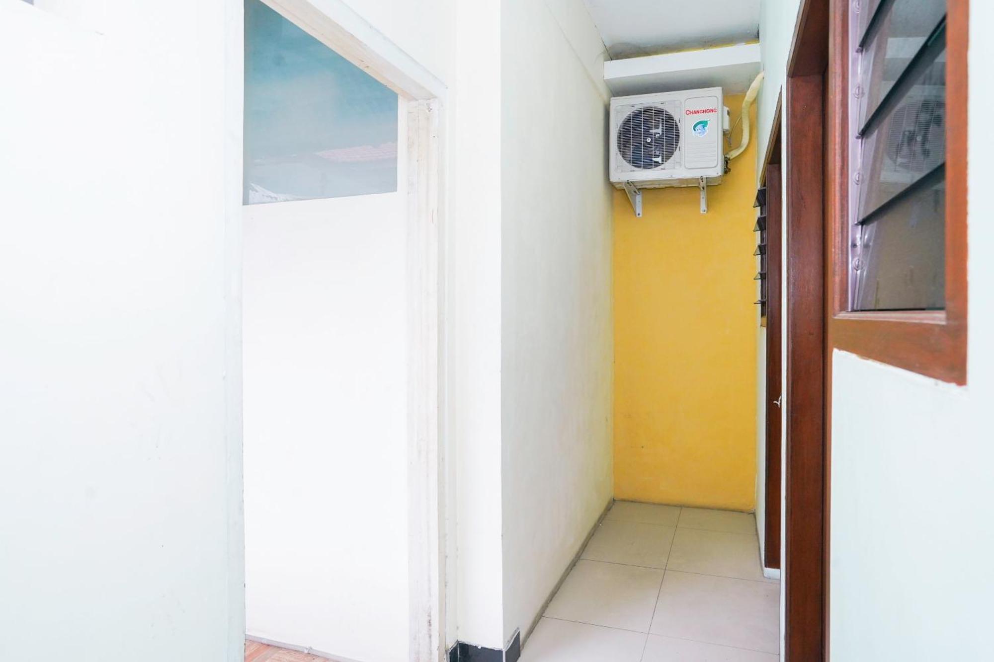 Oyo Life 2309 Kost Si Mbok Vivi Hotel Surabaya Bagian luar foto
