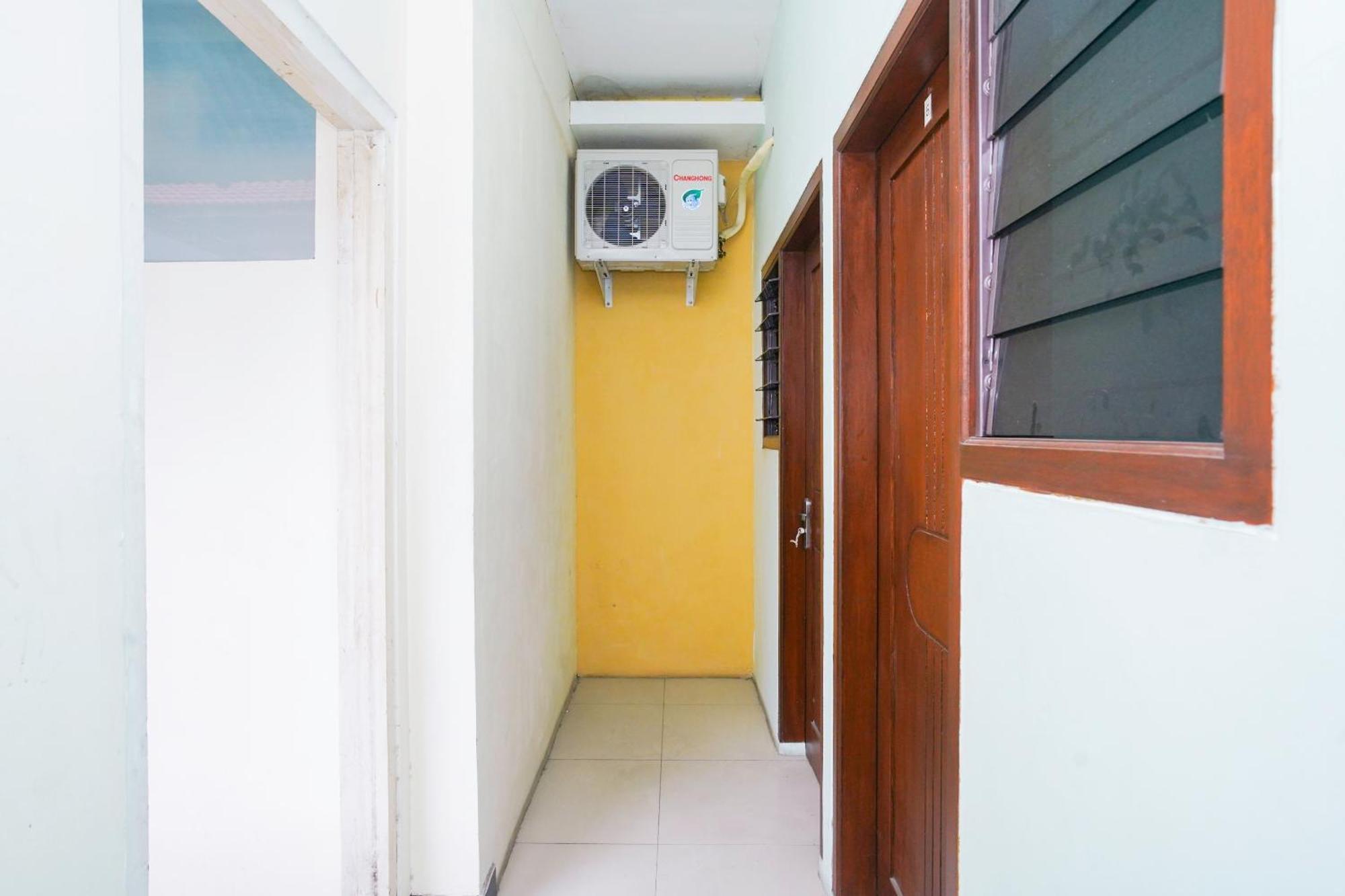 Oyo Life 2309 Kost Si Mbok Vivi Hotel Surabaya Bagian luar foto