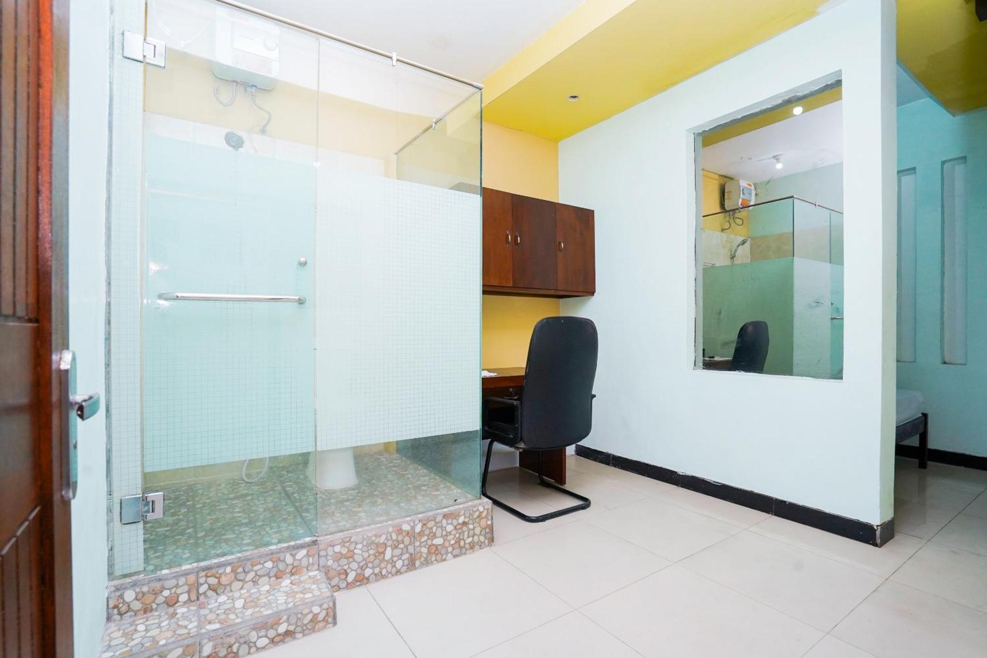 Oyo Life 2309 Kost Si Mbok Vivi Hotel Surabaya Bagian luar foto