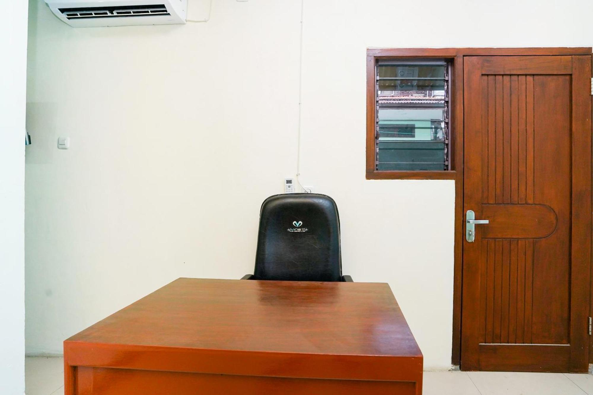 Oyo Life 2309 Kost Si Mbok Vivi Hotel Surabaya Bagian luar foto