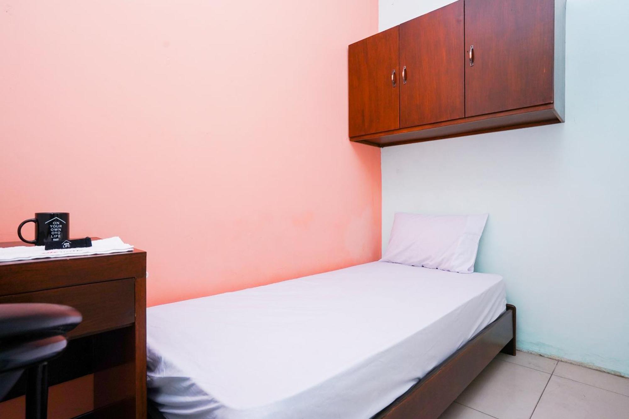 Oyo Life 2309 Kost Si Mbok Vivi Hotel Surabaya Bagian luar foto