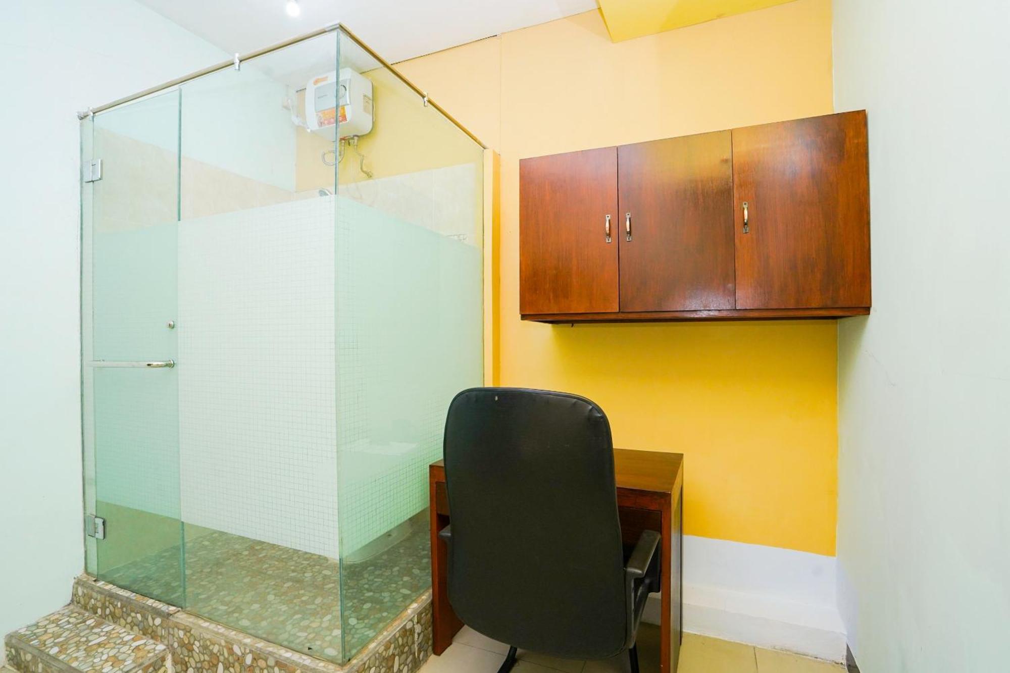 Oyo Life 2309 Kost Si Mbok Vivi Hotel Surabaya Bagian luar foto
