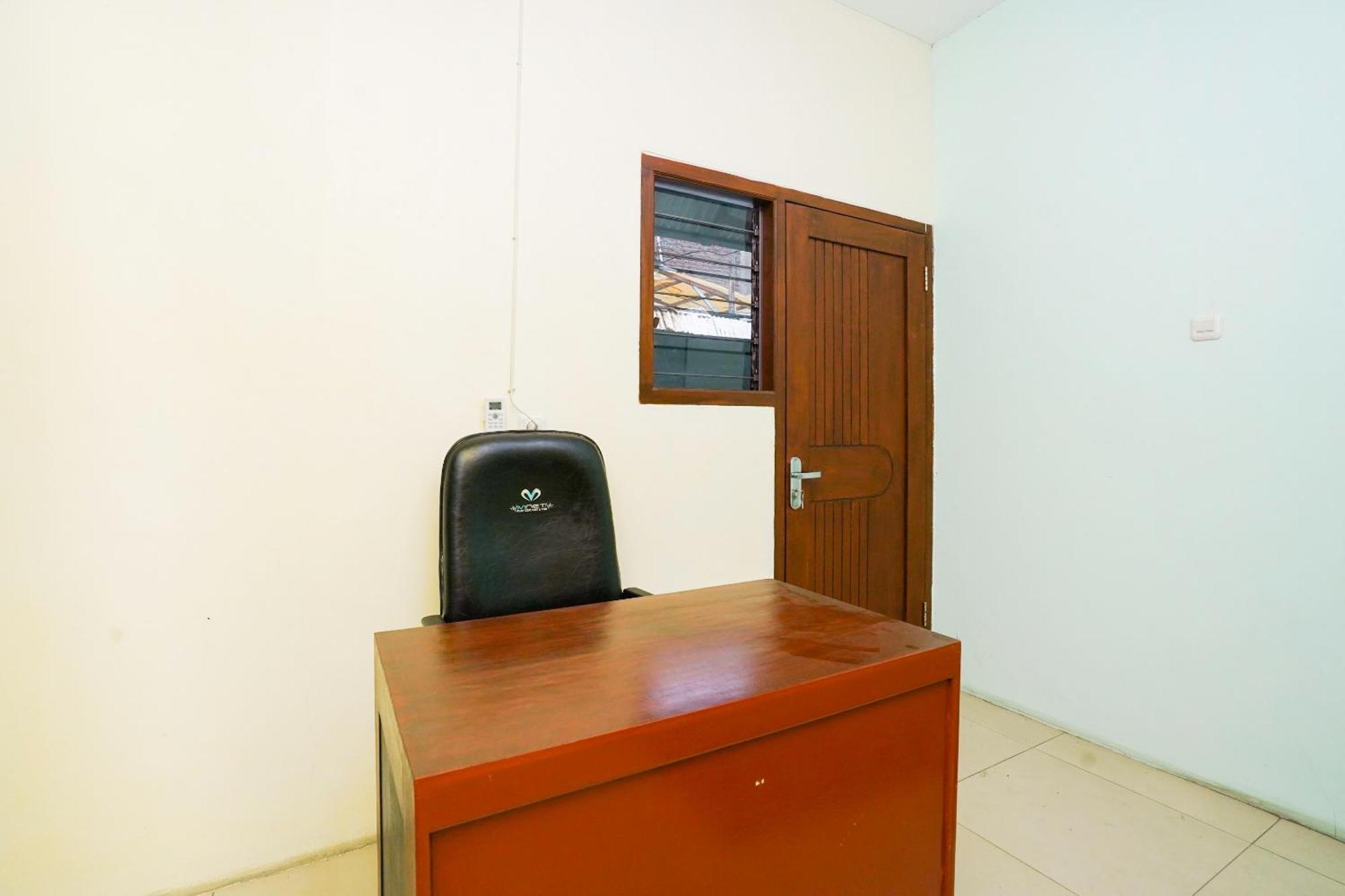 Oyo Life 2309 Kost Si Mbok Vivi Hotel Surabaya Bagian luar foto